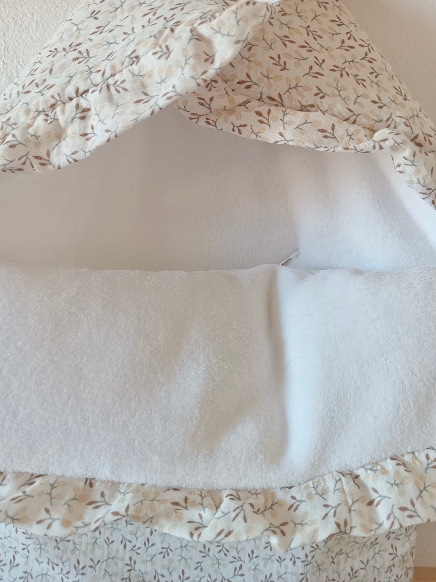 Nid d'ange en gaze de coton blanc  fleurie tons beige/marron