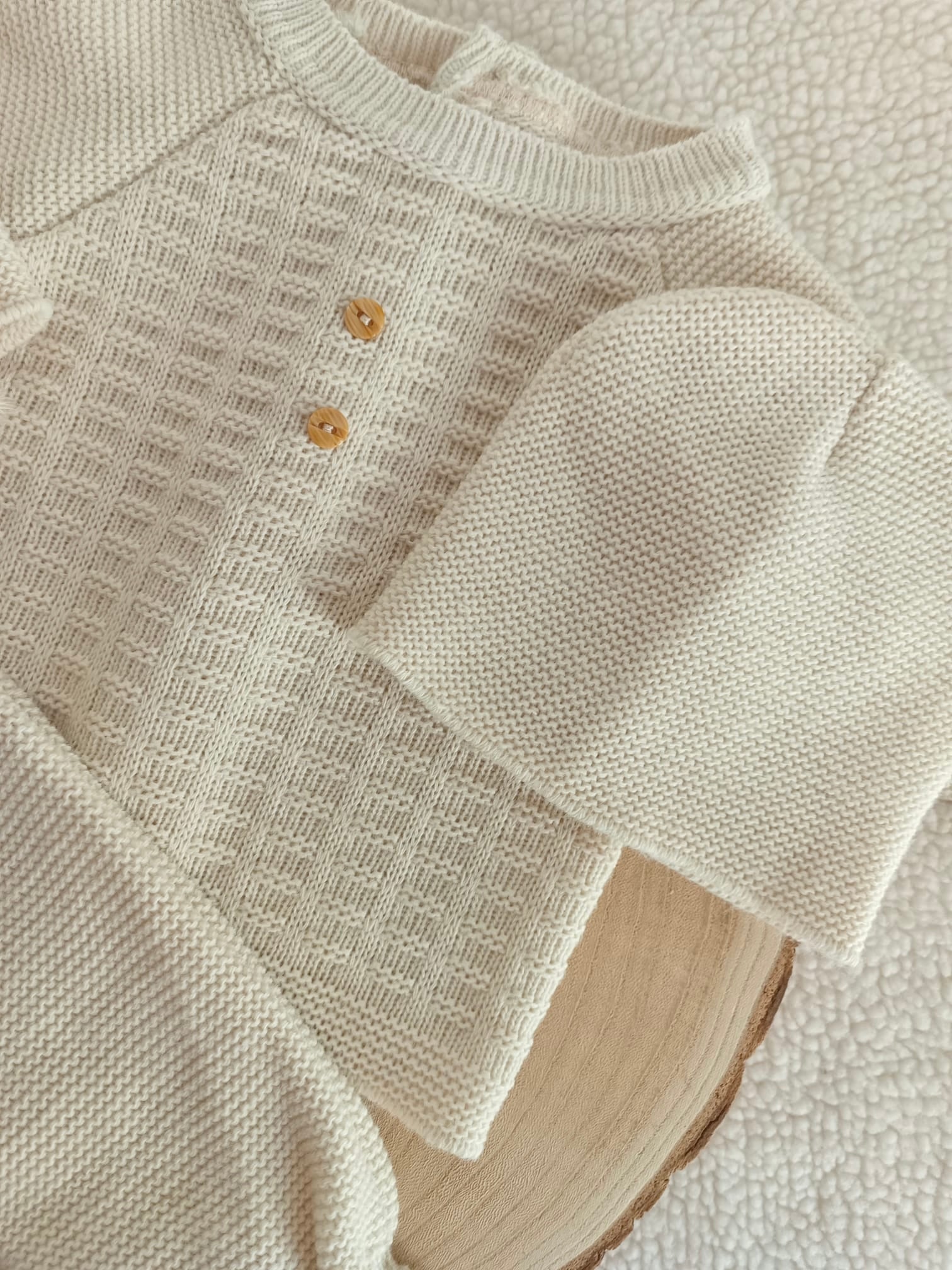 Ensemble naissance 0/3 mois en maille beige avec boutons marron - personnalisable -