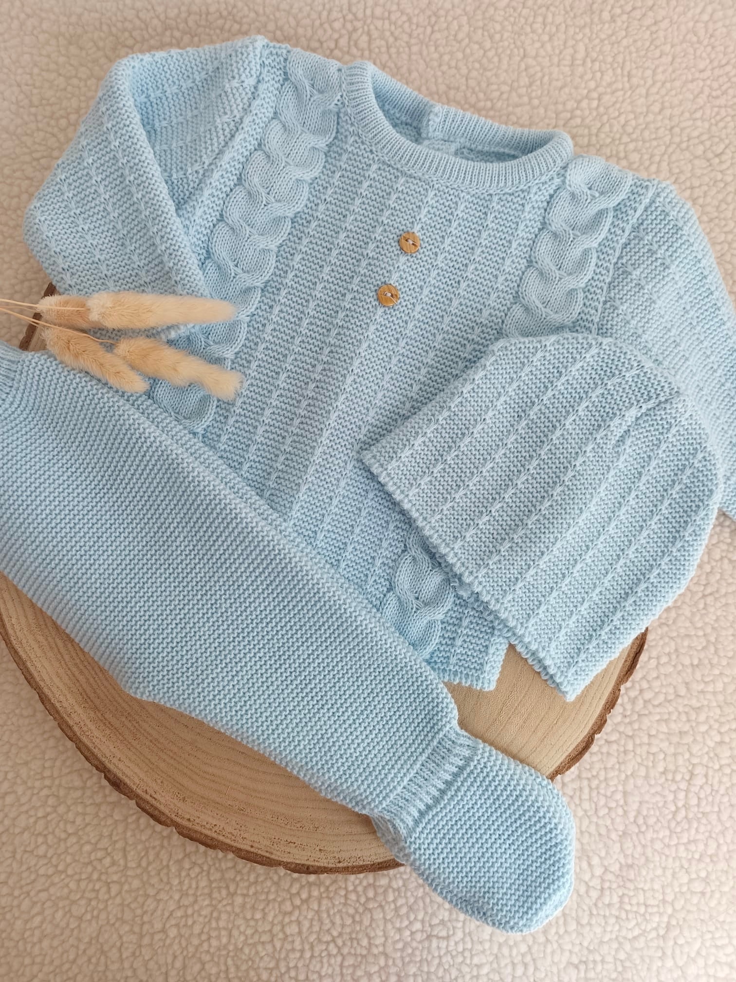 Ensemble naissance 0/3 mois en maille torsade bleu ciel avec boutons marron - personnalisable -