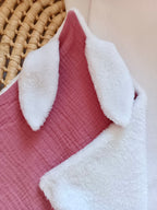 Doudou lange gaze de coton et polaire - framboise - personnalisable -