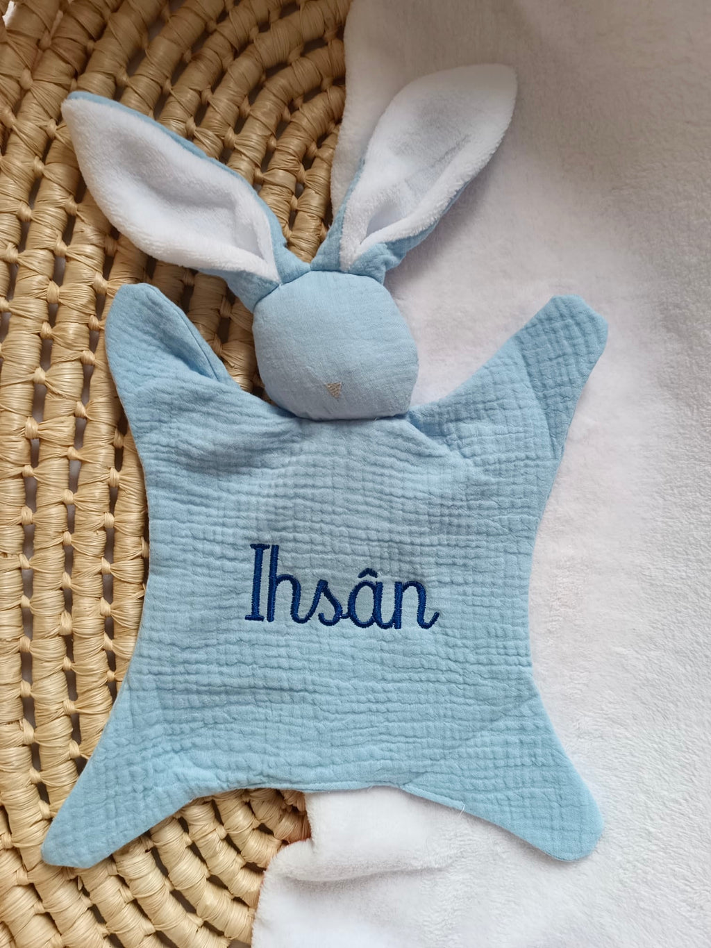 Doudou lapin avec oreilles blanche en gaze de coton bleu ciel