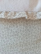 Nid d'ange en gaze de coton blanc  fleurie tons gris