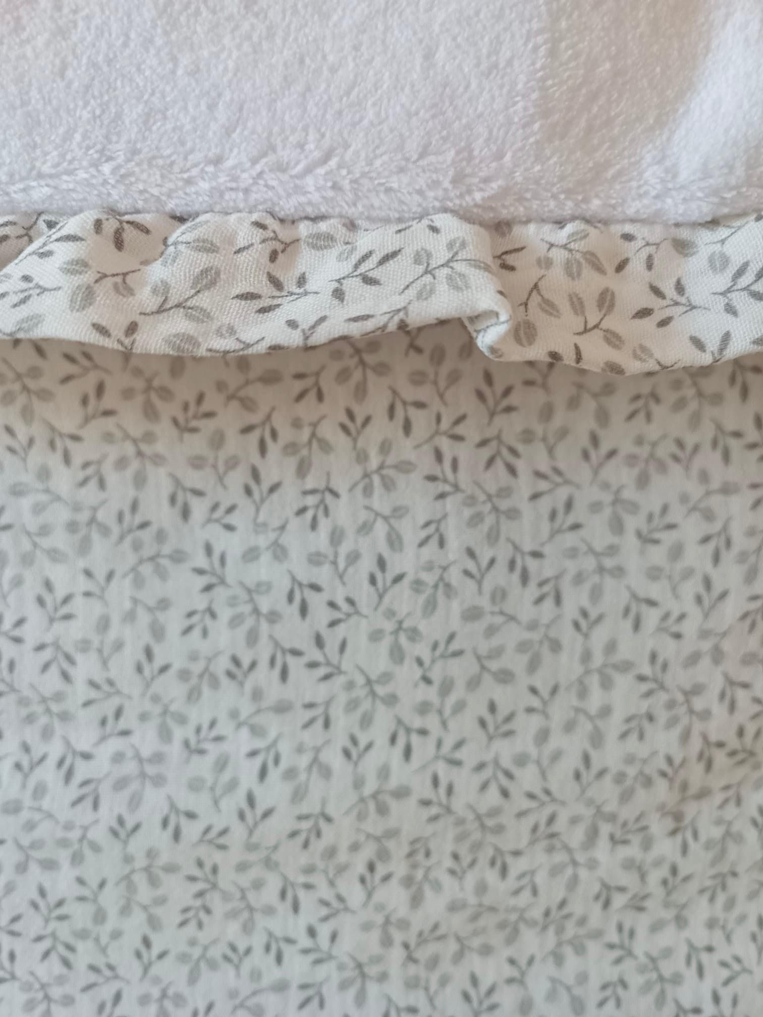 Nid d'ange en gaze de coton blanc  fleurie tons gris