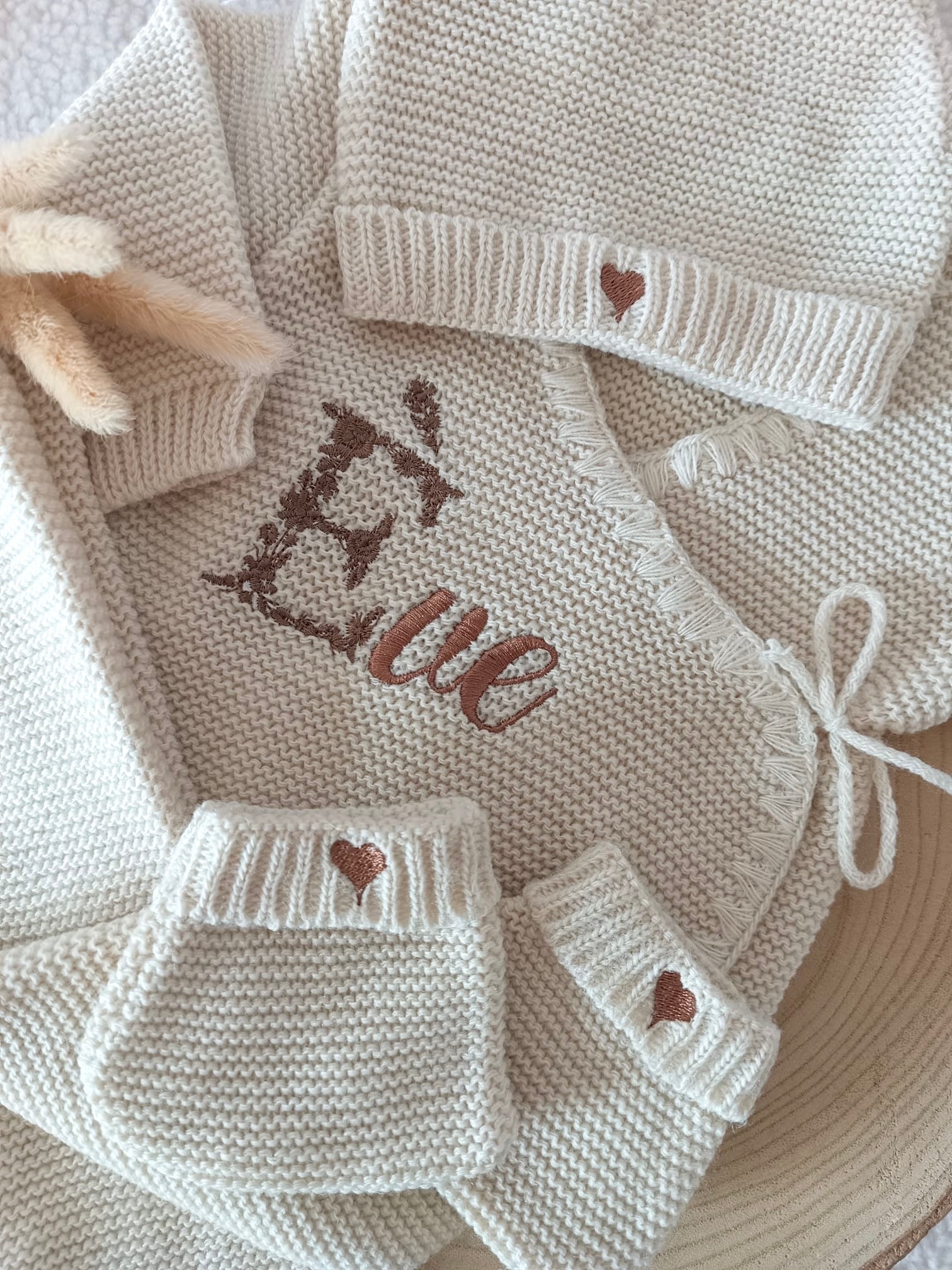 Tenue naissance beige 0/3 mois - avec Lettre Fleuries à personnaliser + coeurs - personnalisable -