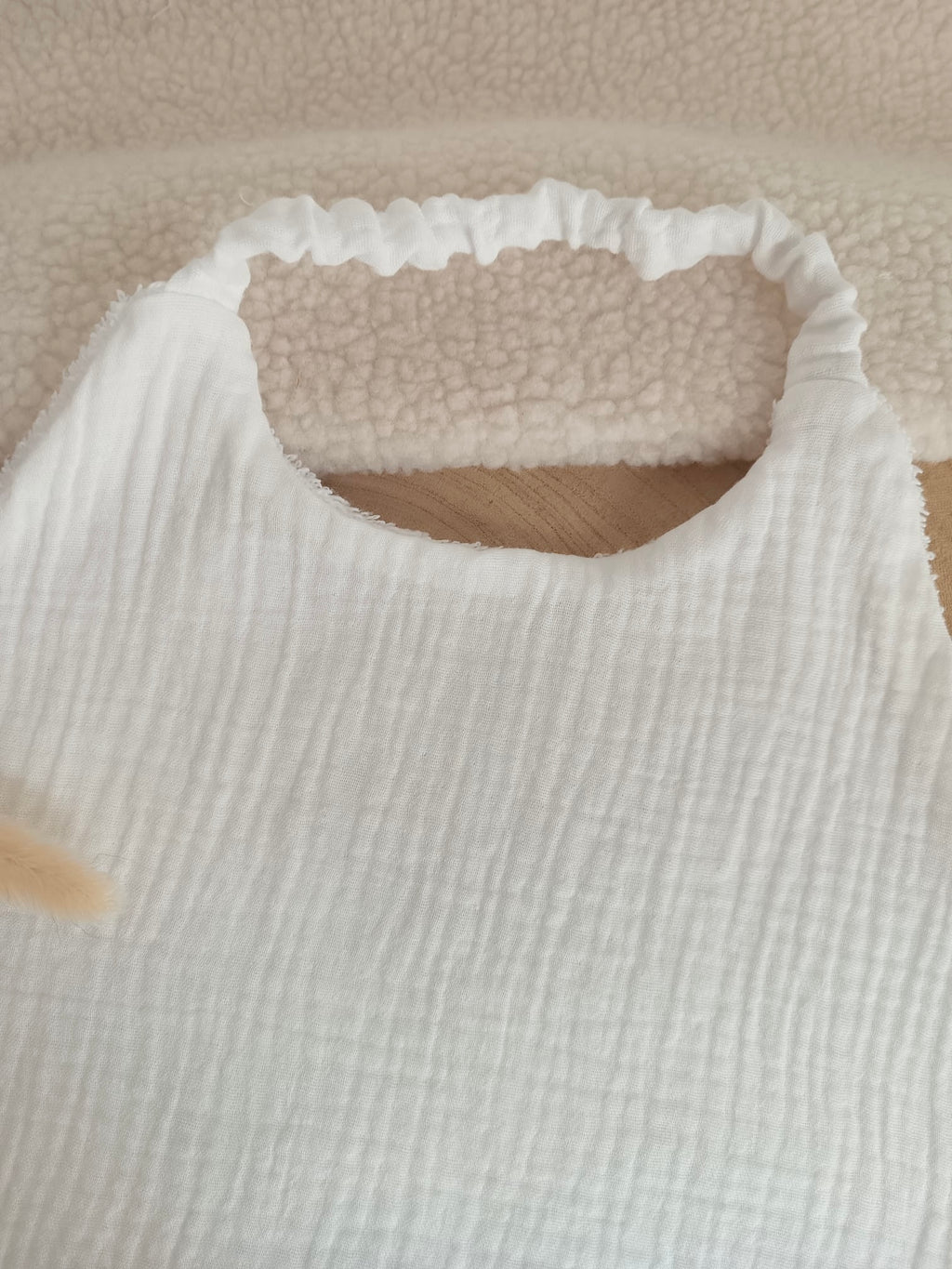 Bavoir en gaze de coton beige