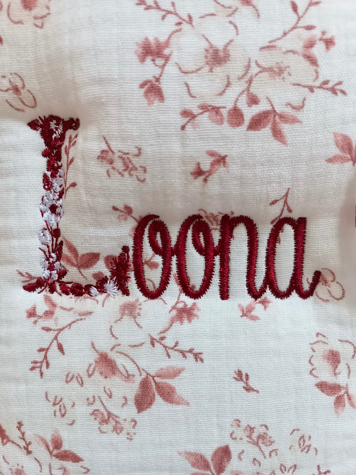 Protège carnet de santé en gaze de coton et polaire fleurs de coton tons bordeaux/framboise