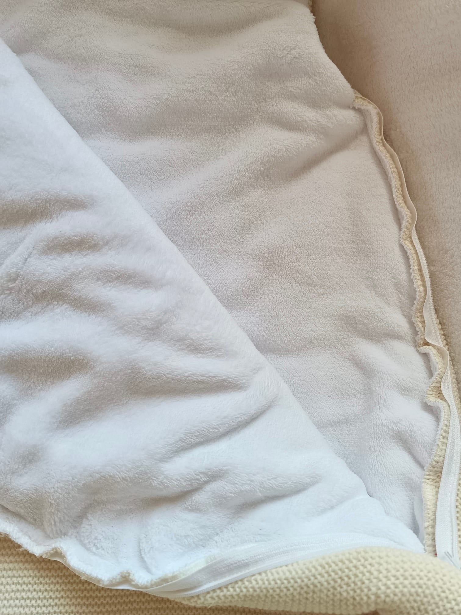 Gigoteuse molletonée en maille beige et polaire blanc - personnalisable -