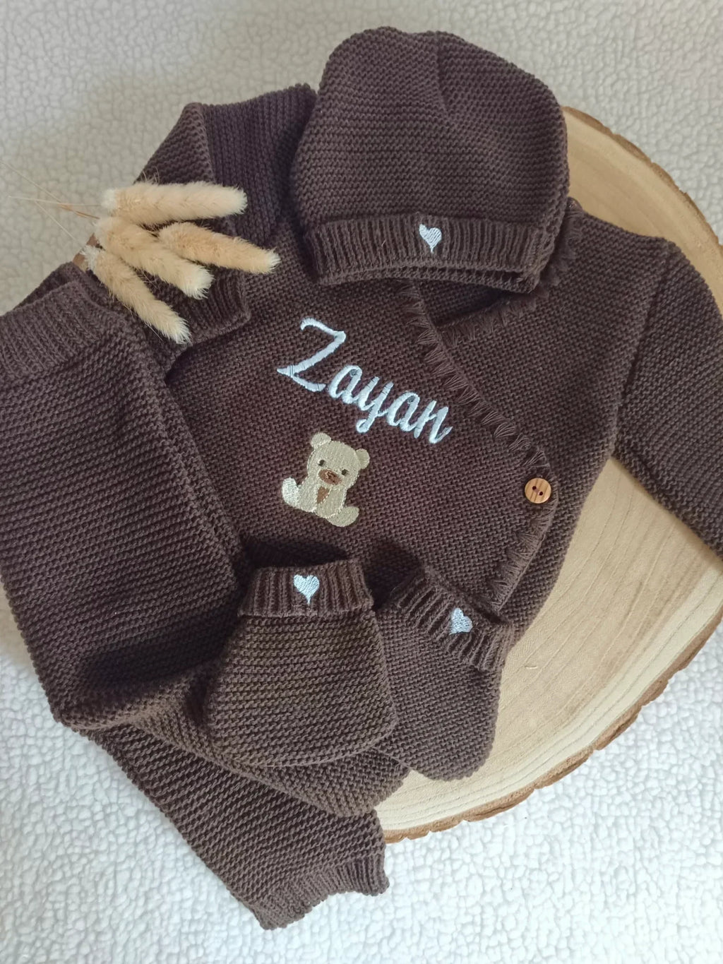 Ensemble naissance personnalisé 4 pièces en maille – lettre fleurie