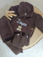 Ensemble naissance personnalisé 4 pièces en maille – lettre fleurie