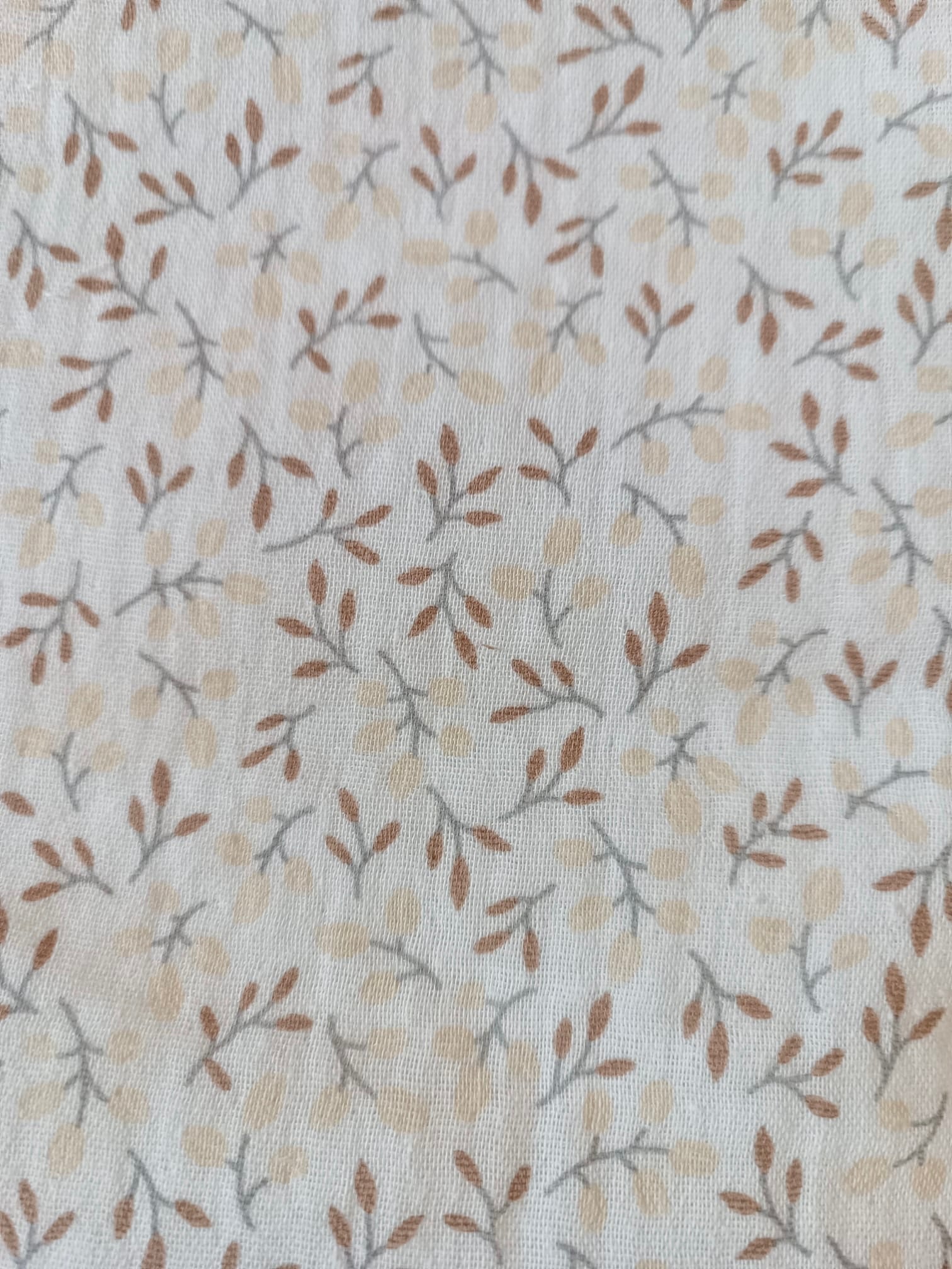 Nid d'ange en gaze de coton blanc  fleurie tons beige/marron