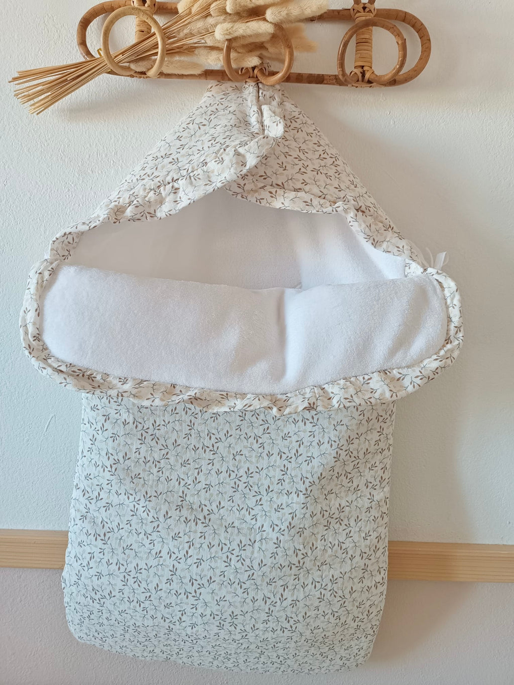 Nid d'ange en gaze de coton blanc  fleurie tons beige/marron