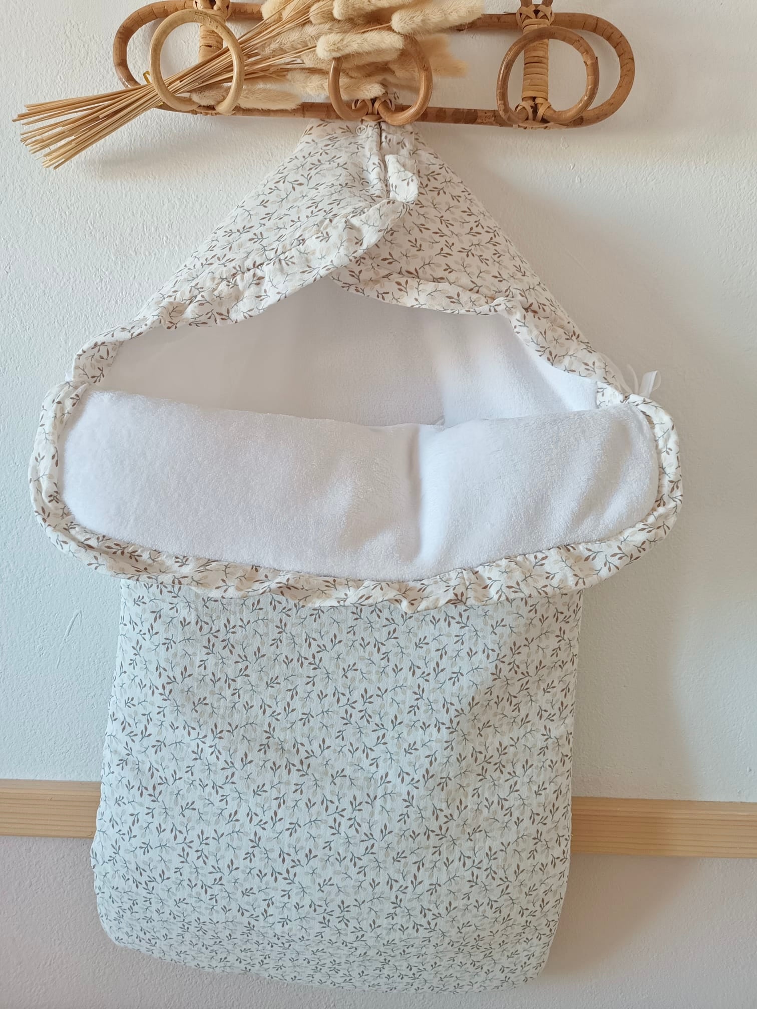Nid d'ange en gaze de coton blanc  fleurie tons beige/marron