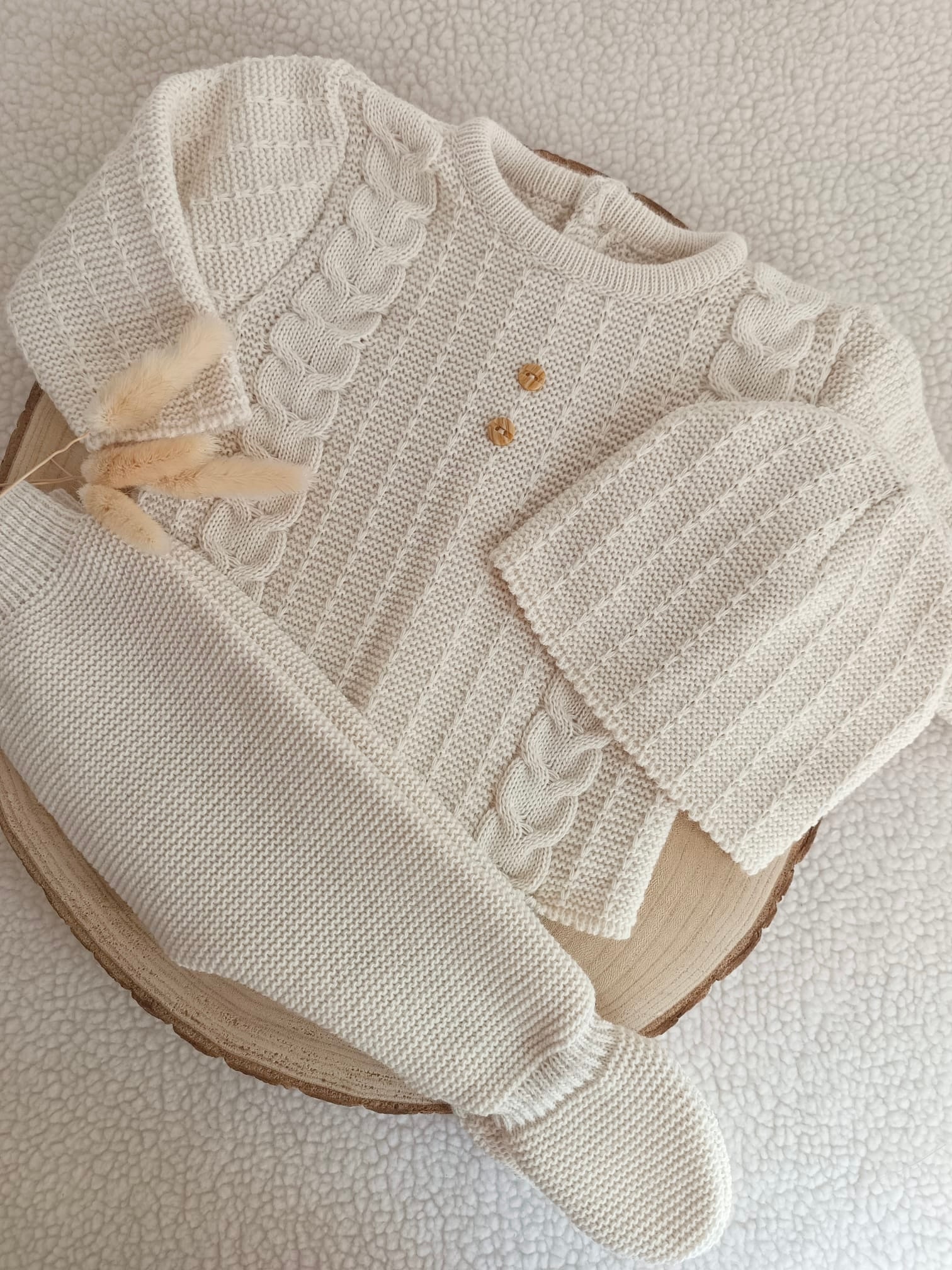 Ensemble naissance 0/3 mois en maille torsade beige avec boutons marron - personnalisable -