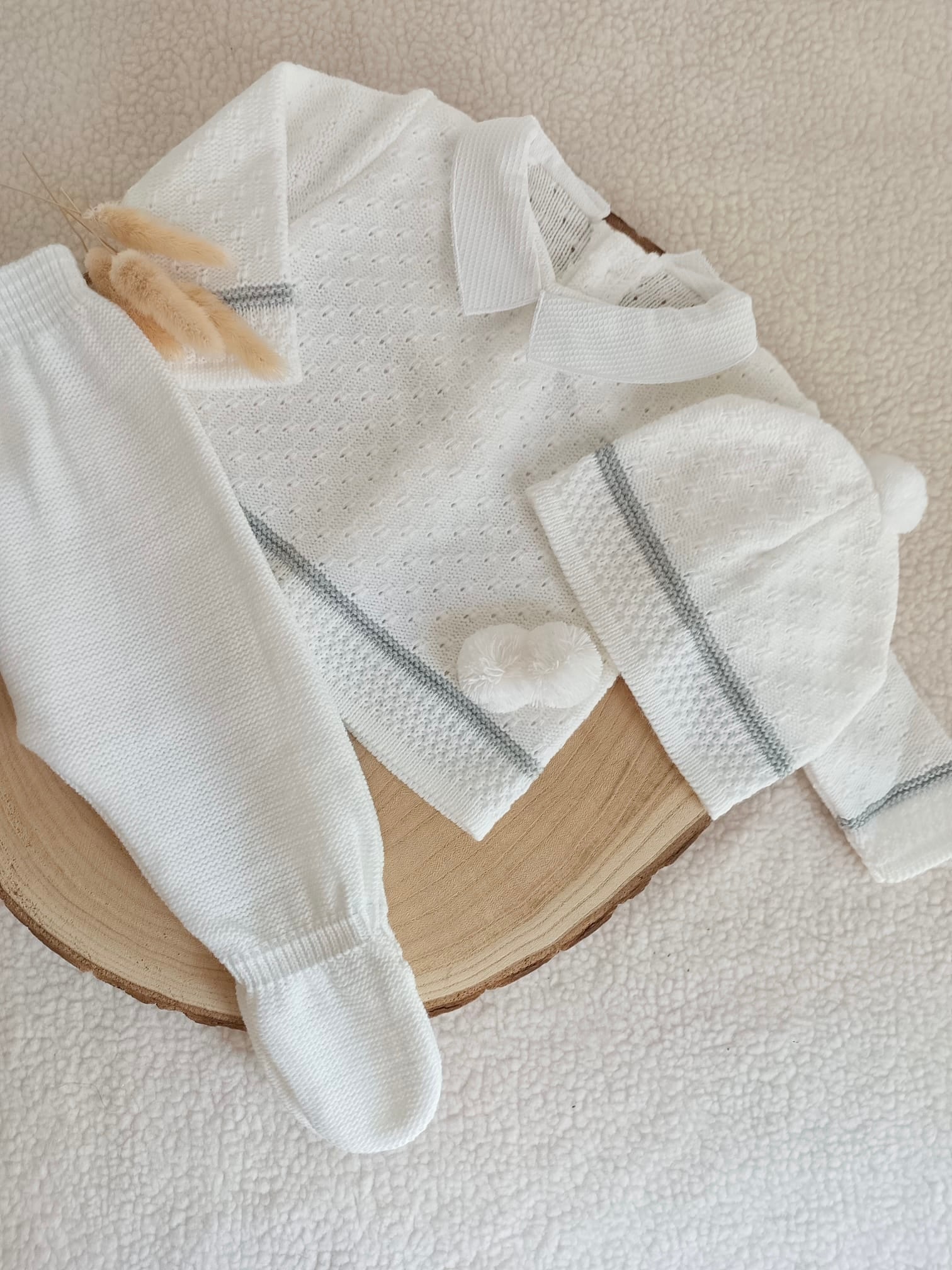Ensemble complet blanc/gris avec pompons - plusieurs tailles - personnalisable -