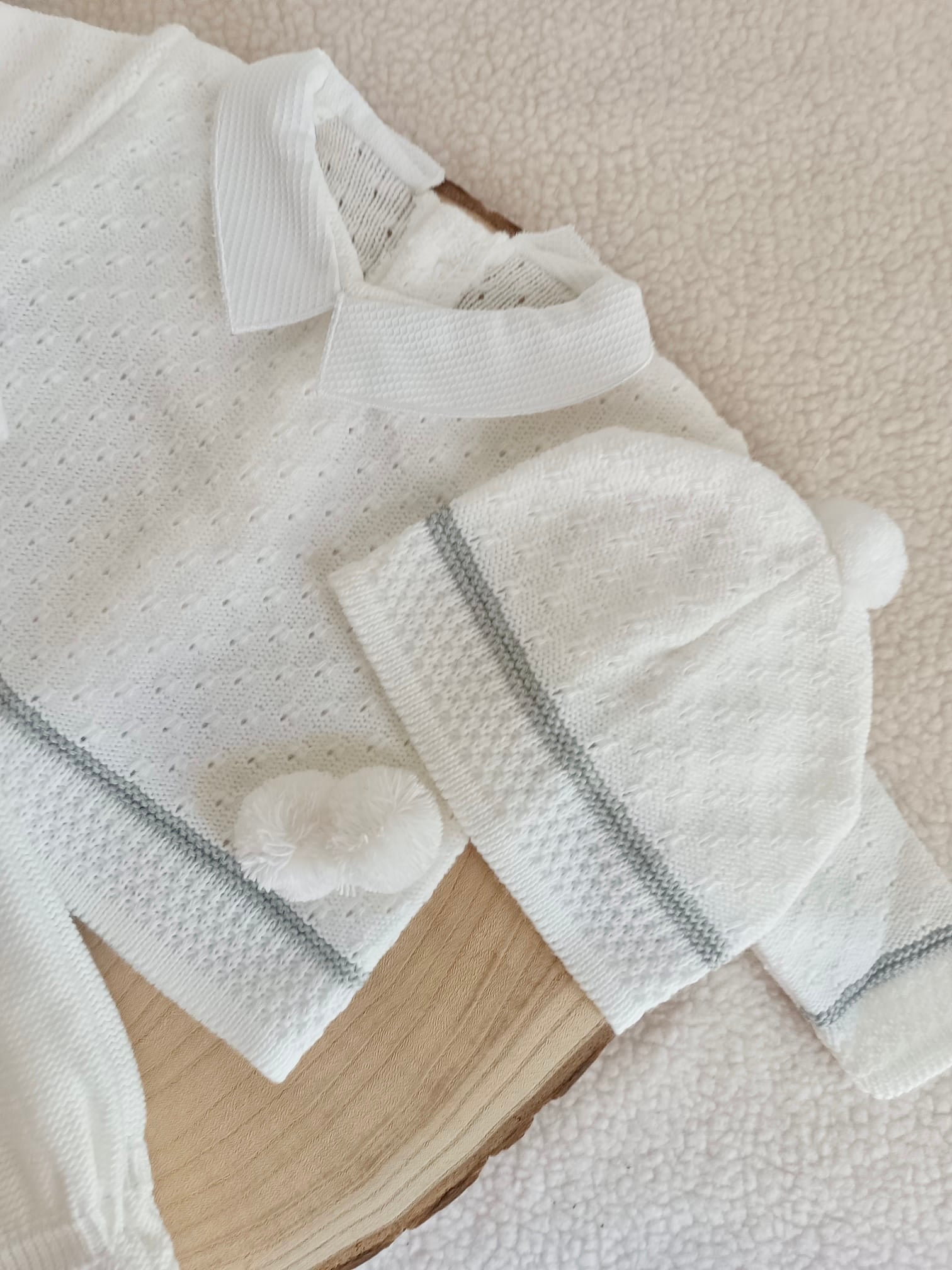 Ensemble complet blanc/gris avec pompons - plusieurs tailles - personnalisable -