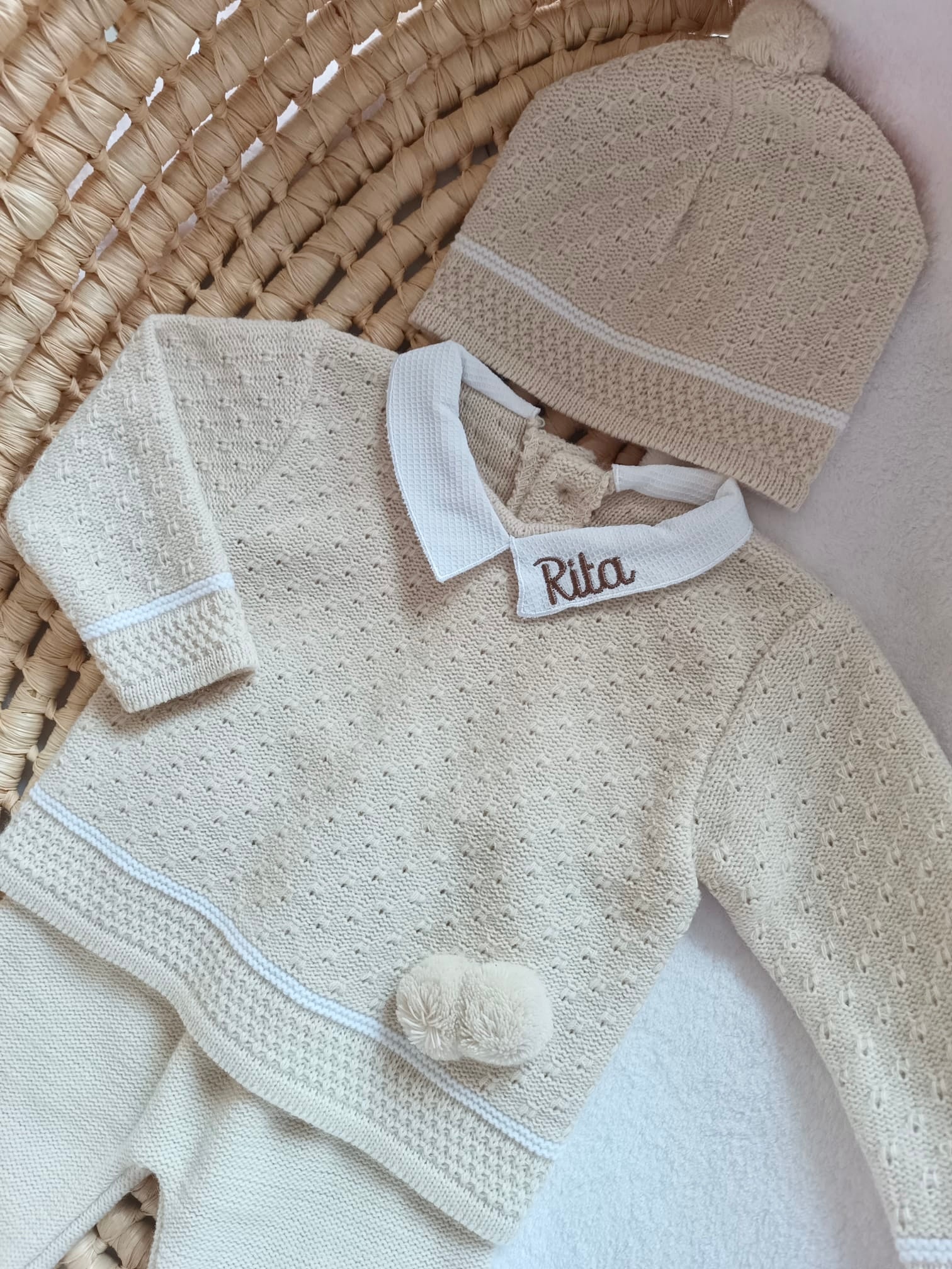 Ensemble complet beige/blanc pompons - plusieurs tailles - personnalisable -