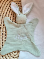 Doudou lapin personnalisé bébé en gaze de coton