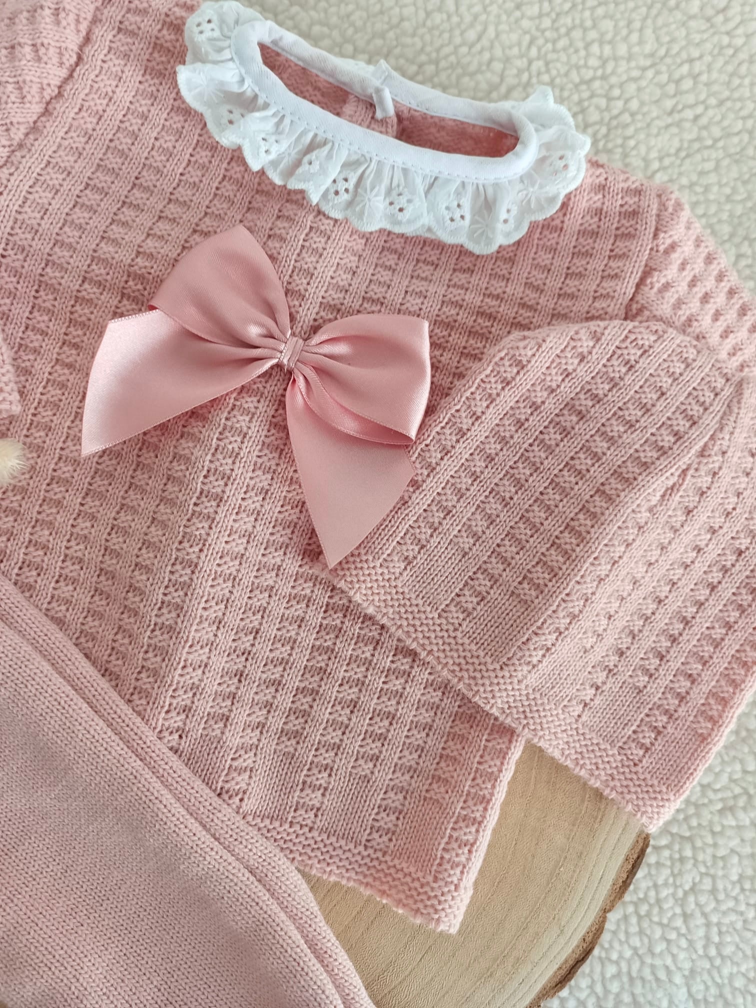 Ensemble naissance 0/3 mois en maille vieux rose avec noeud satiné - personnalisable -