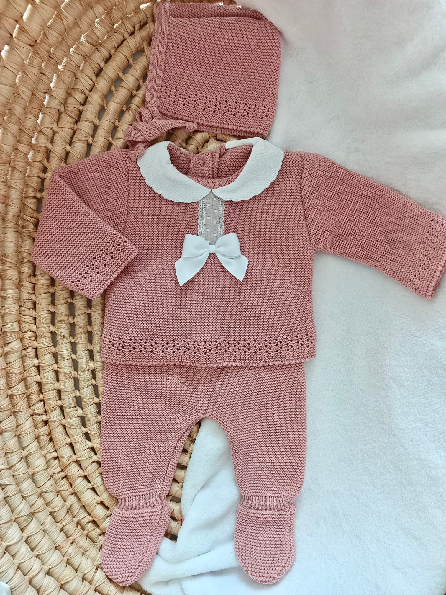 Ensemble complet naissance 0/3 mois, vieux rose avec détails et noeud satiné blanc + dentelle