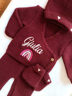 Ensemble naissance personnalisé 4 pièces en maille – lettre fleurie
