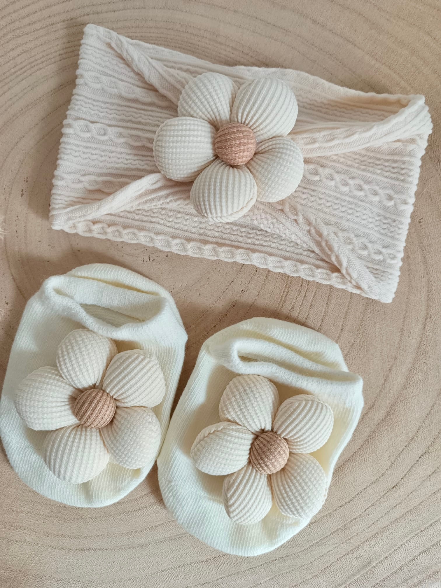 Bandeau élastique crème avec fleurs tu + chaussons assortis 0/10 mois