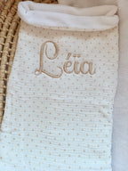 Couverture en gaze de coton blanc et polaire avec cœurs beige - personnalisable -