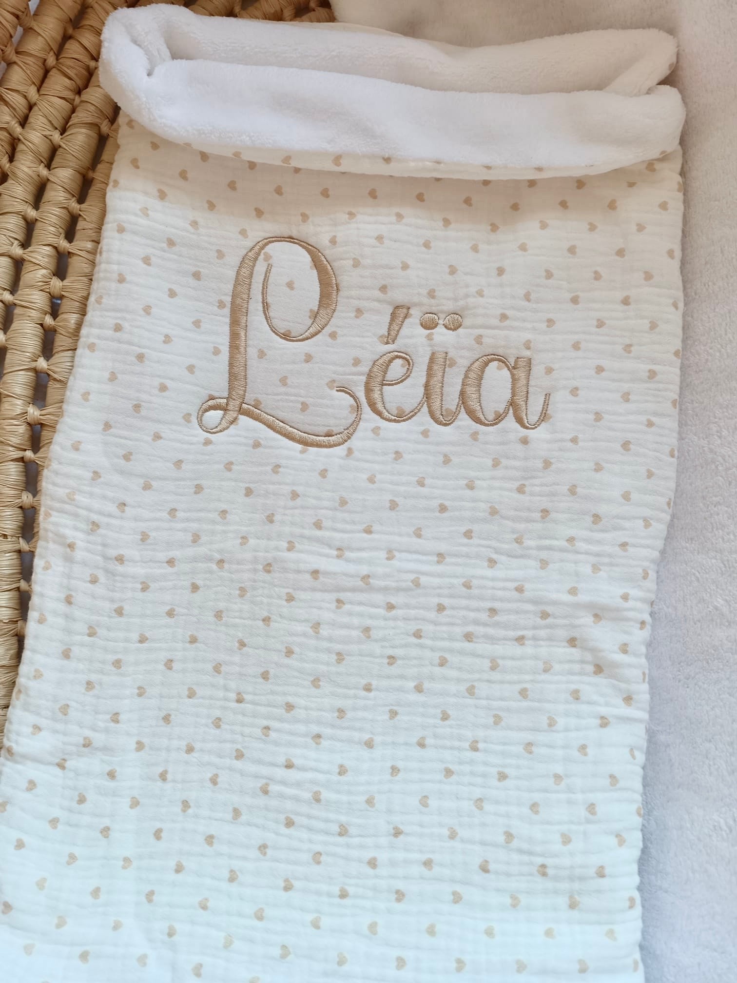 Couverture en gaze de coton blanc et polaire avec cœurs beige - personnalisable -