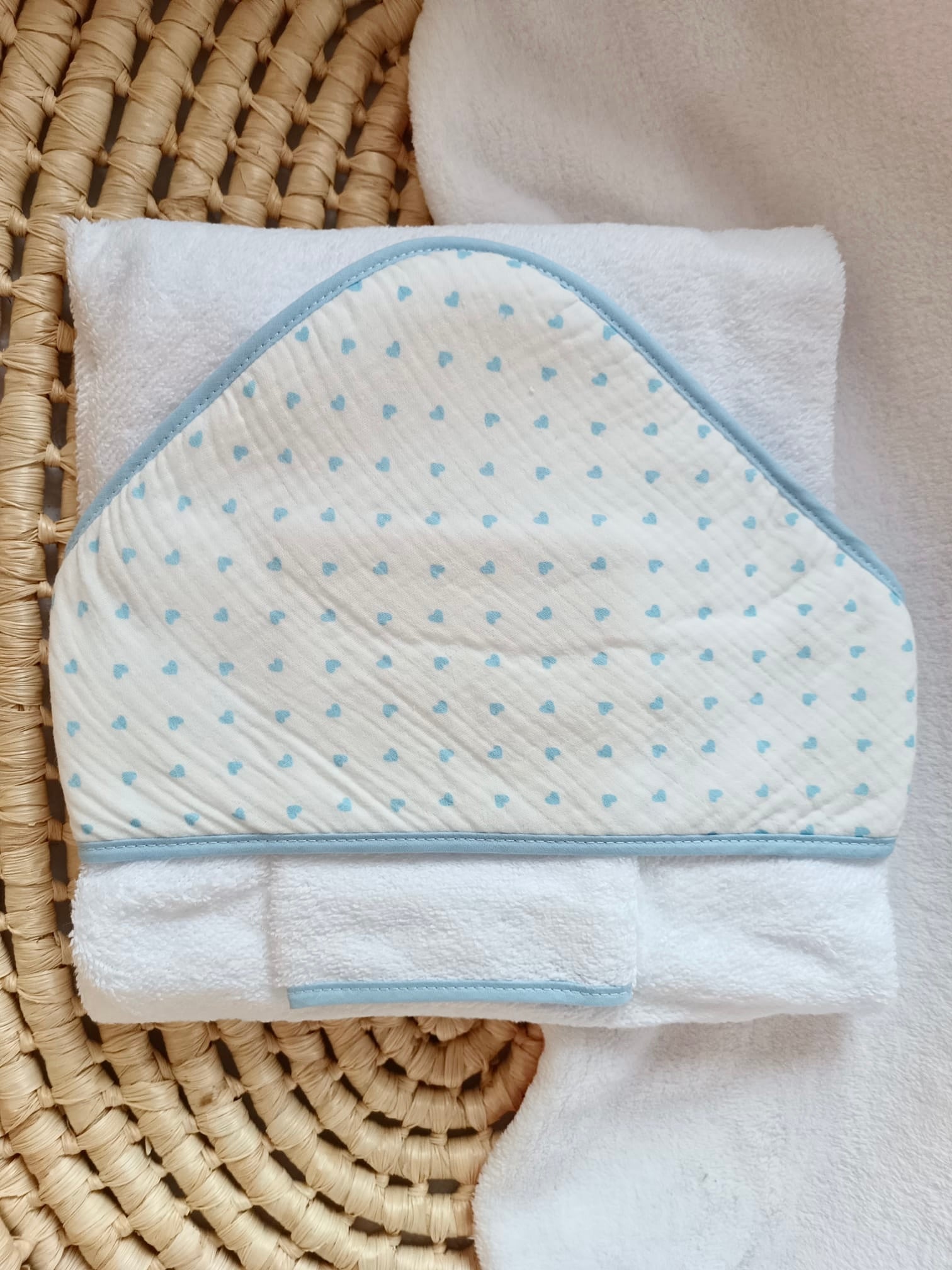 Cape de bain en gaze de coton cœurs bleu ciel - personnalisable -