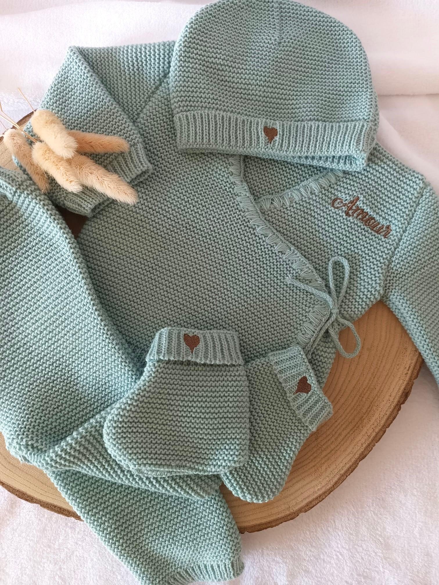 Tenue de naissance personnalisée 4 pièces en maille – Bébé 0-3 mois