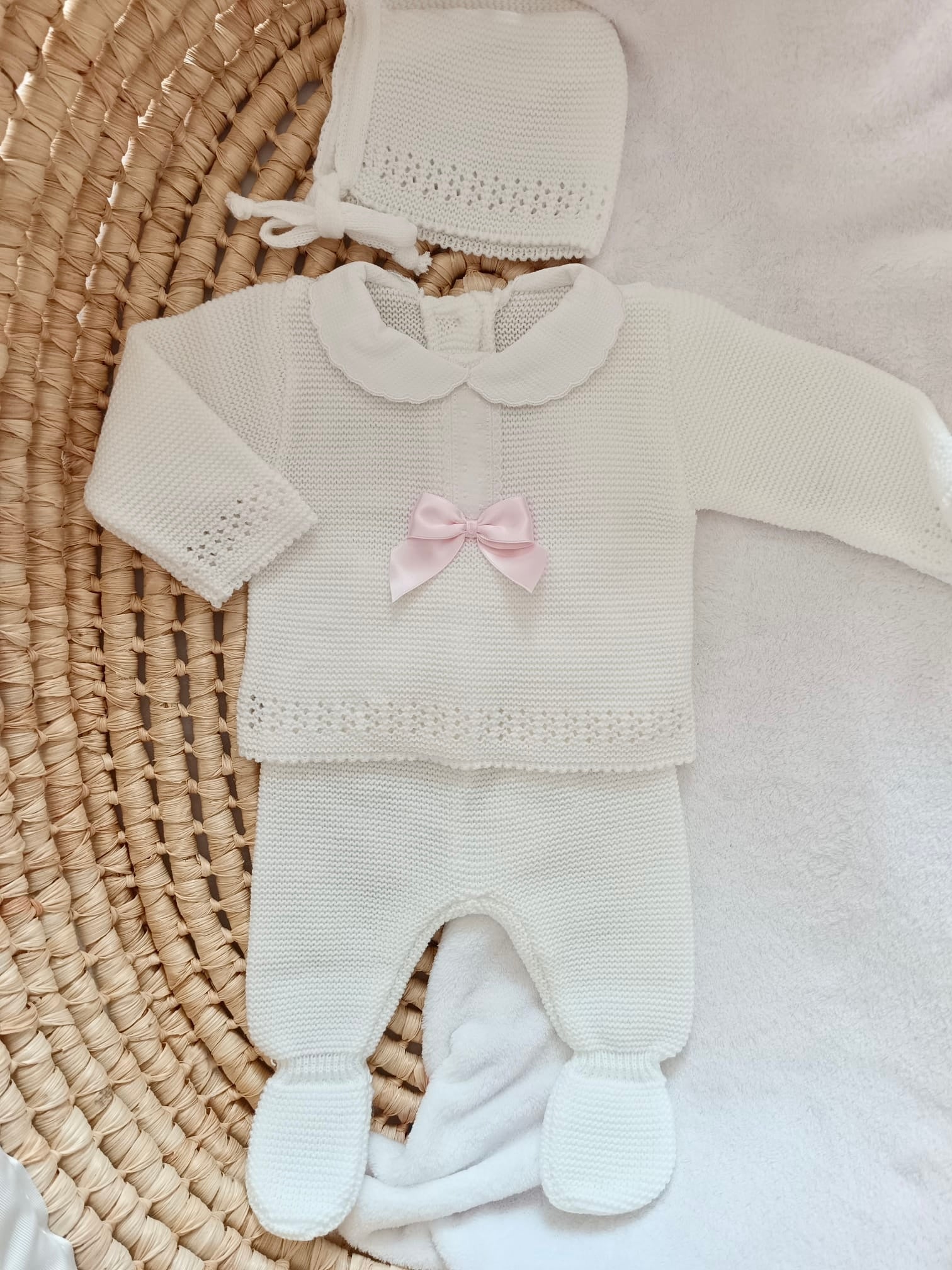 Ensemble complet naissance 0/3 mois, blanc avec détails et noeud satiné rose + dentelle