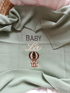 Couverture bébé personnalisée – Baby, prénom & montgolfière