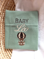 Couverture bébé personnalisée – Baby, prénom & montgolfière