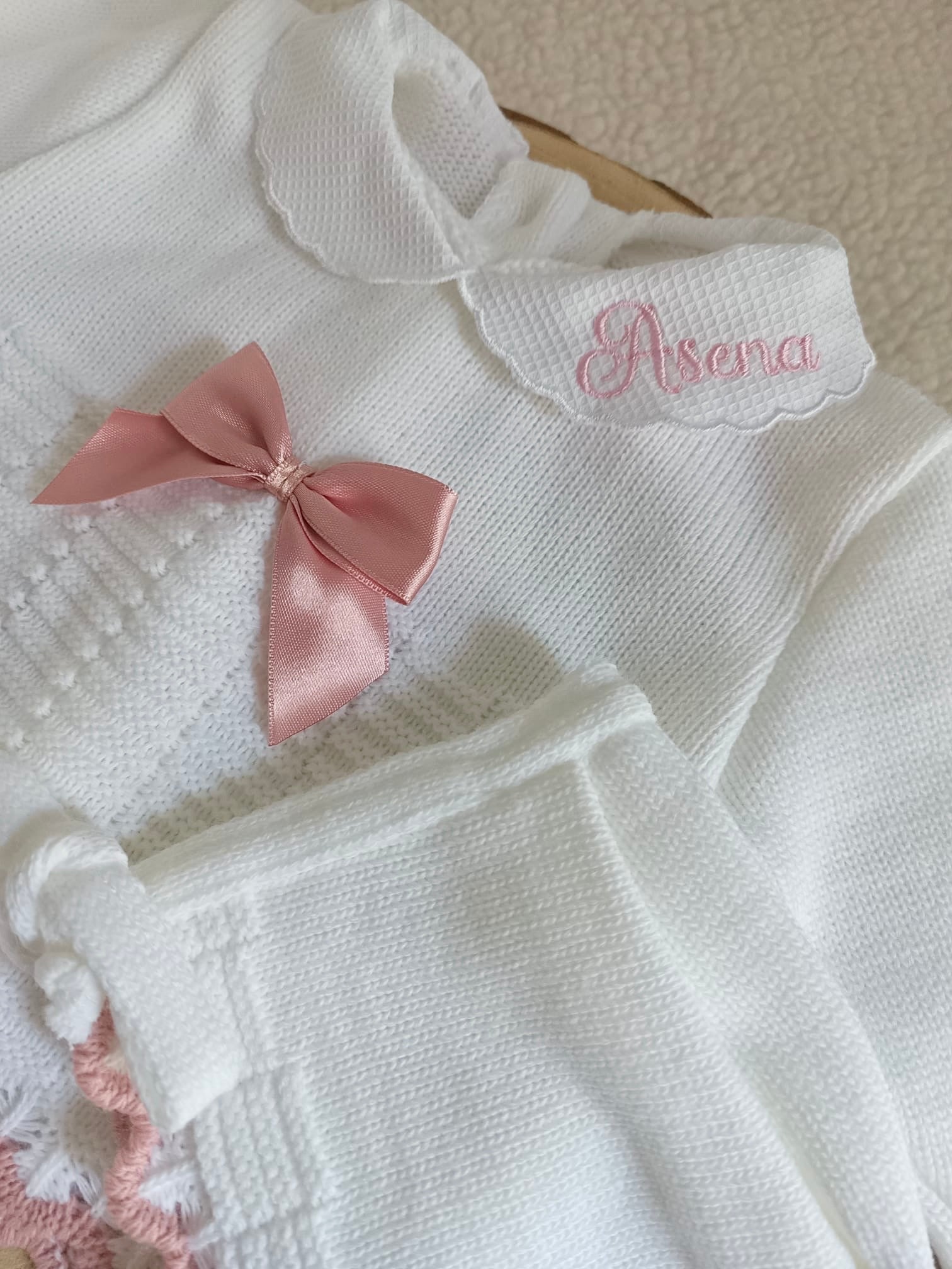 Ensemble complet blanc/vieux rose avec noeud satiné vieux rose 0/3 mois