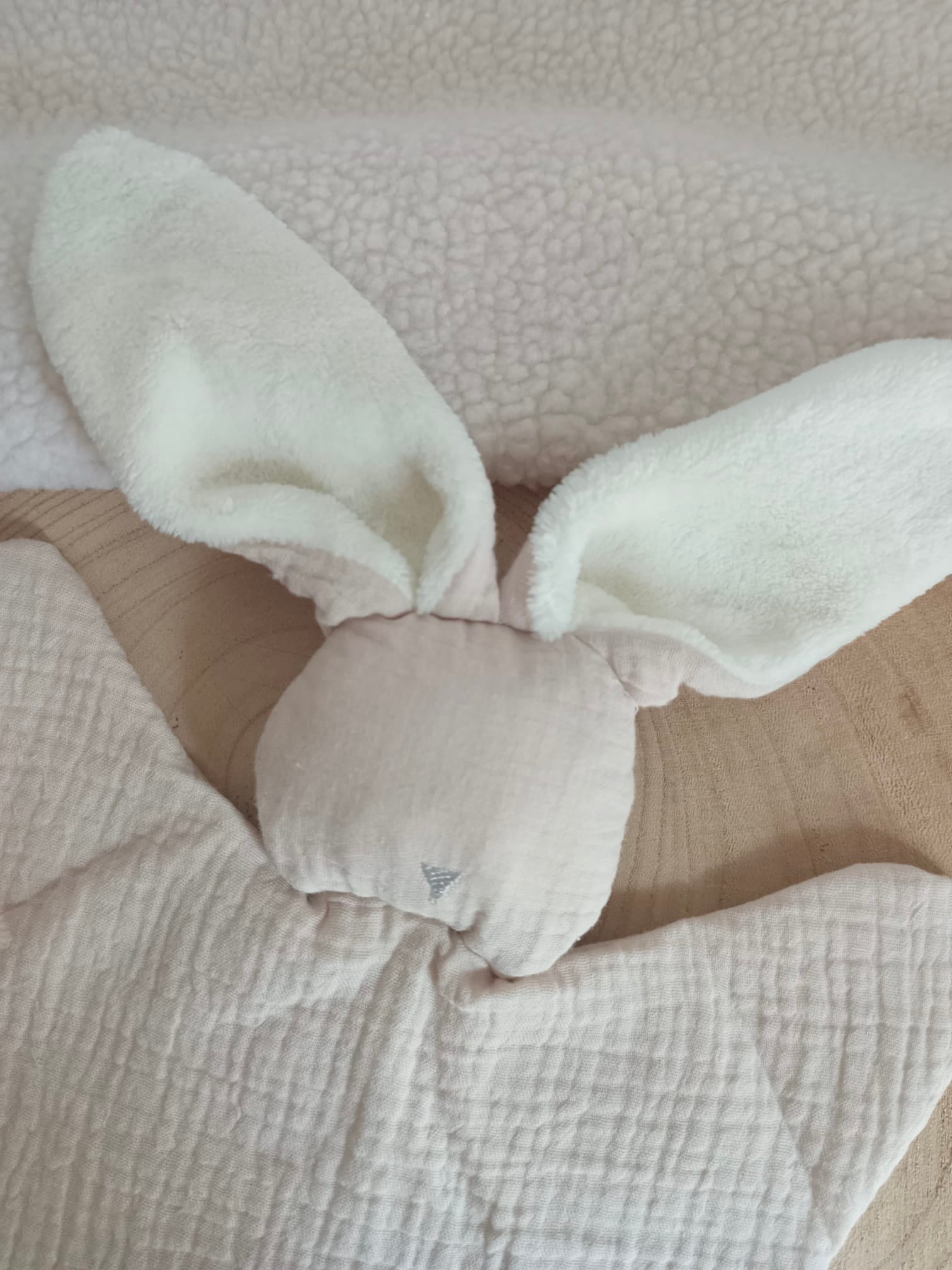Doudou lapin avec oreilles polaire crème en gaze de coton beige