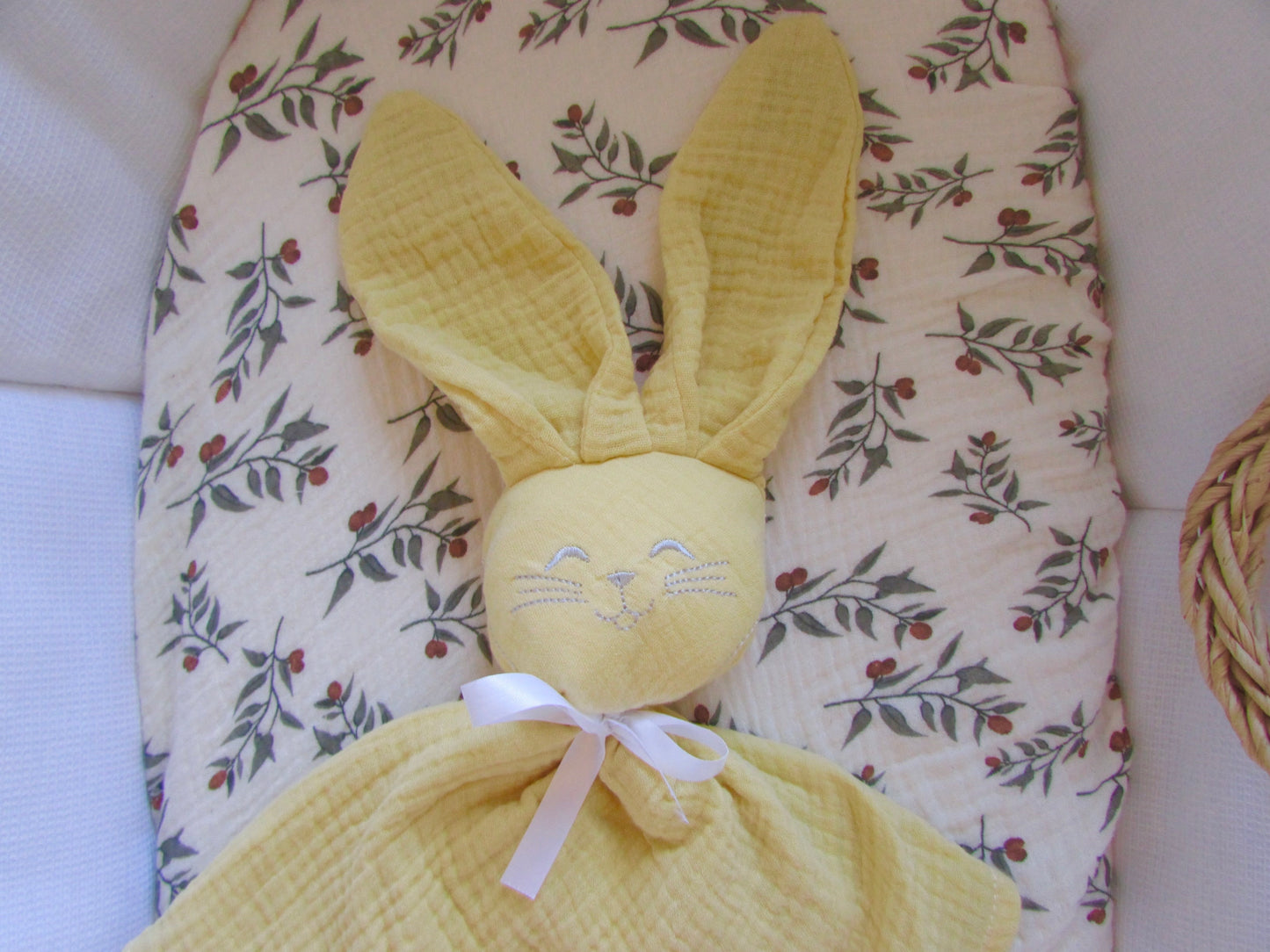 Doudou lapin en gaze de coton jaune