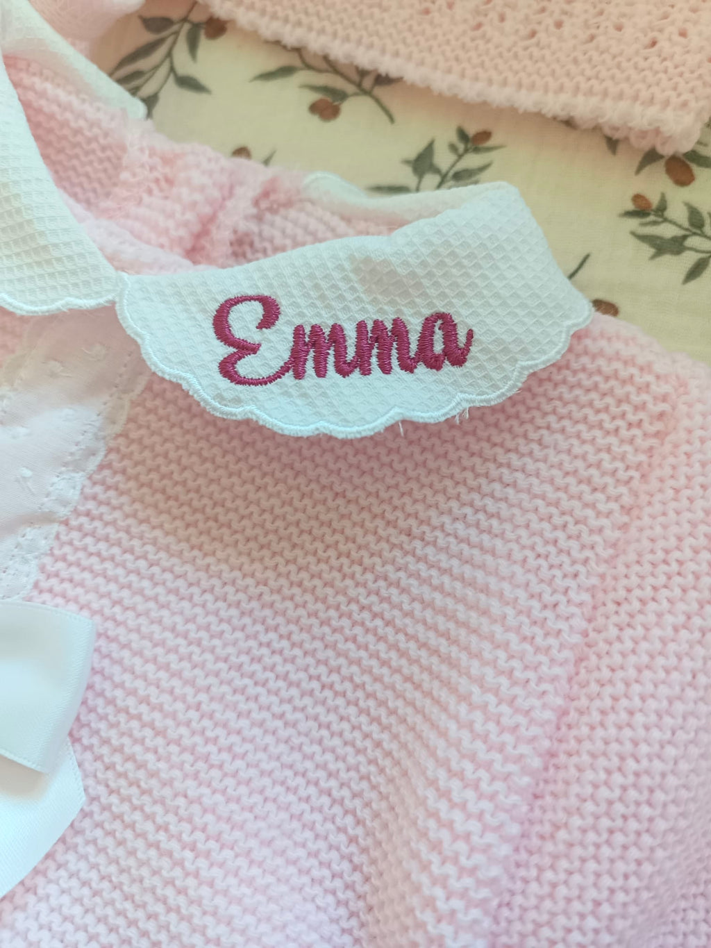 Ensemble complet naissance 0/3 mois, rose avec détails et noeud satiné blanc + dentelle