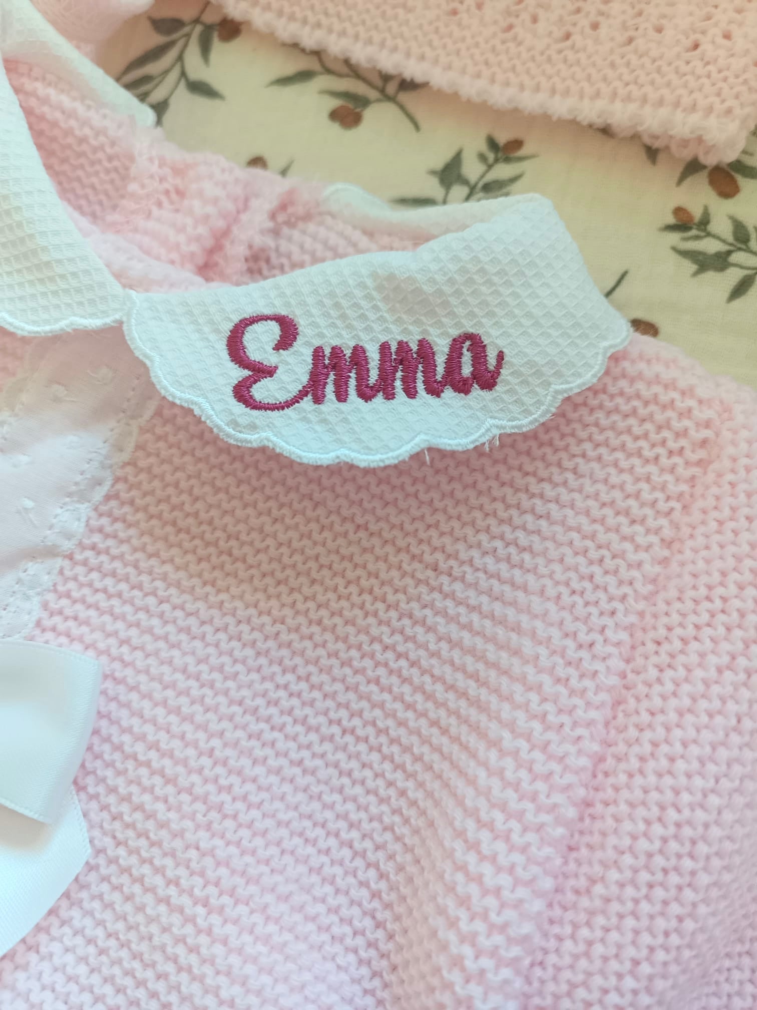 Ensemble complet naissance 0/3 mois, rose avec détails et noeud satiné blanc + dentelle