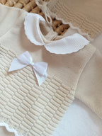 Ensemble complet beige/blanc avec noeud satiné blanc 0/3 mois