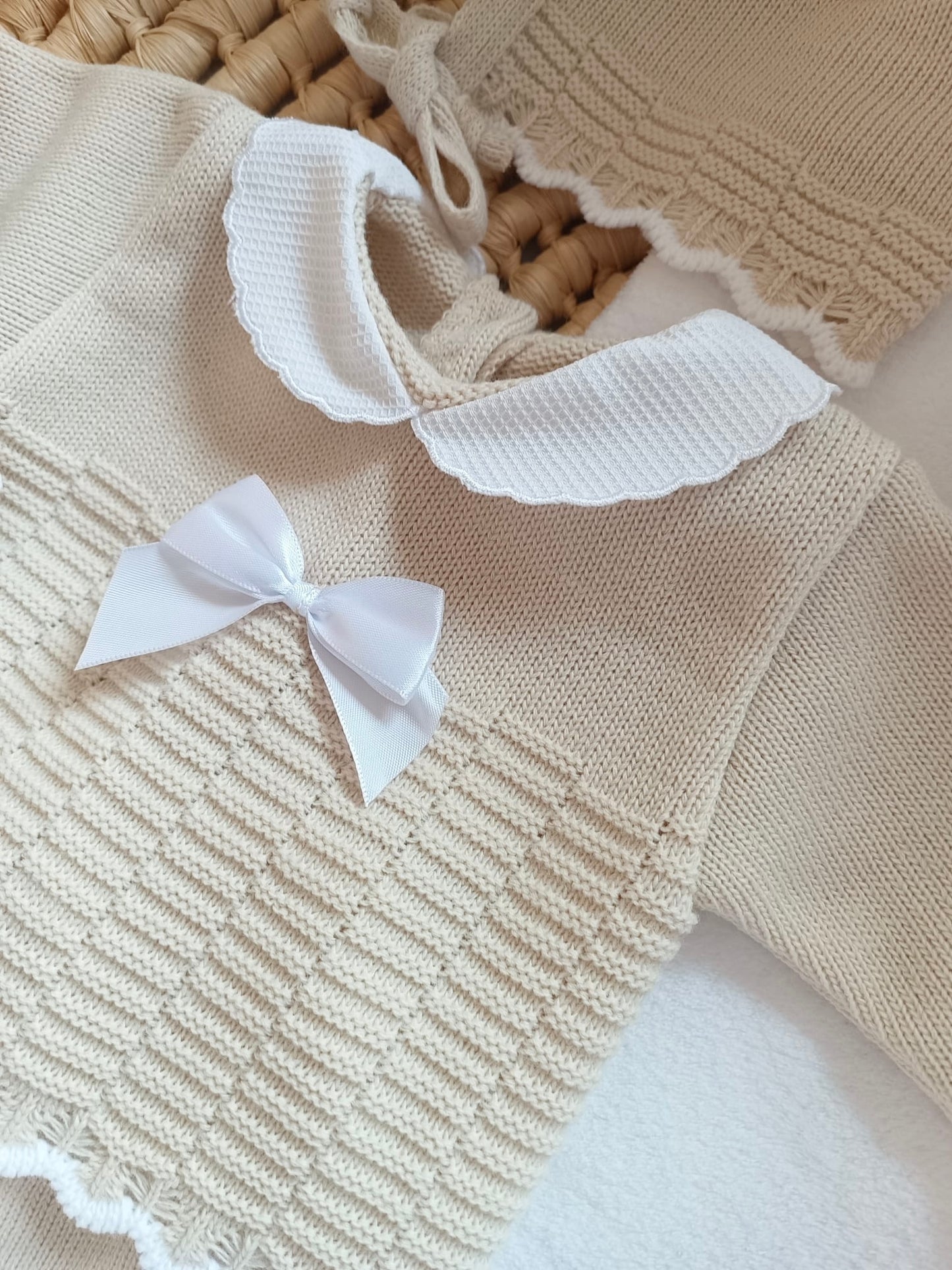 Ensemble complet beige/blanc avec noeud satiné blanc 0/3 mois