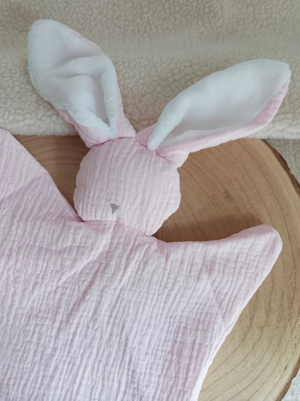 Doudou lapin avec oreilles polaire blanche gaze de coton rose