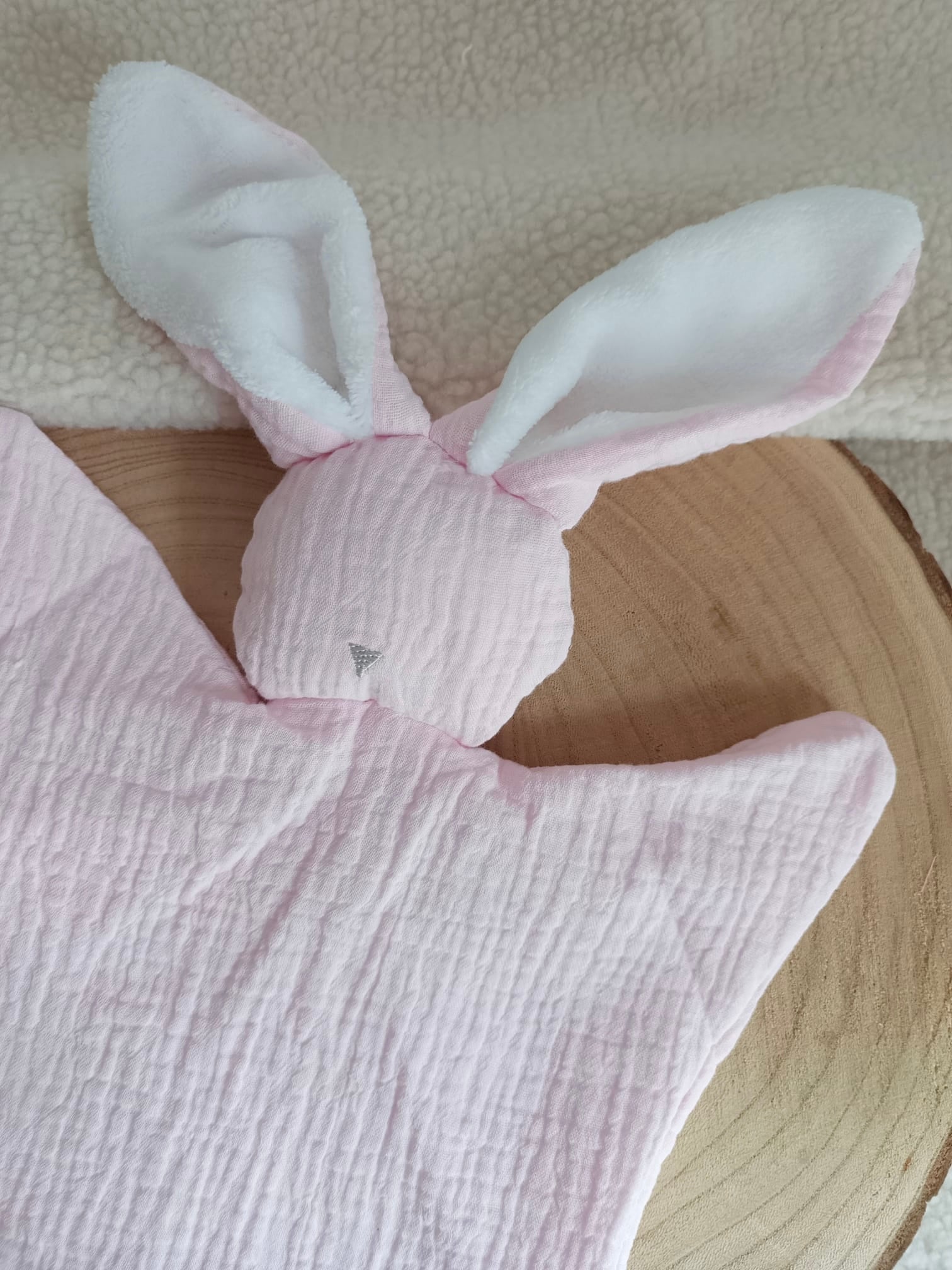 Doudou lapin avec oreilles polaire blanche gaze de coton rose