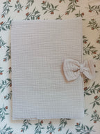 Protège carnet de santé en gaze de coton beige avec noeud - personnalisable -
