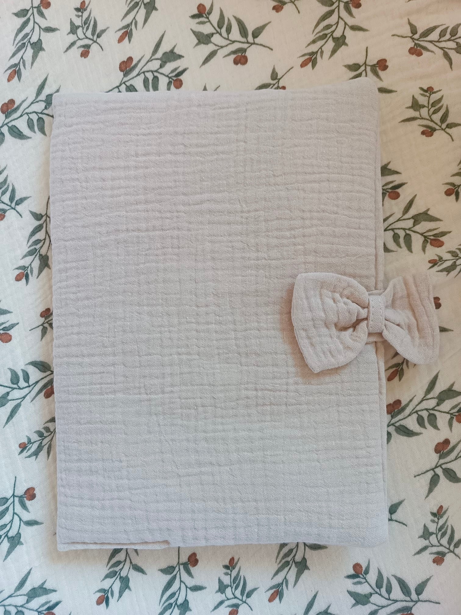 Protège carnet de santé en gaze de coton beige avec noeud - personnalisable -