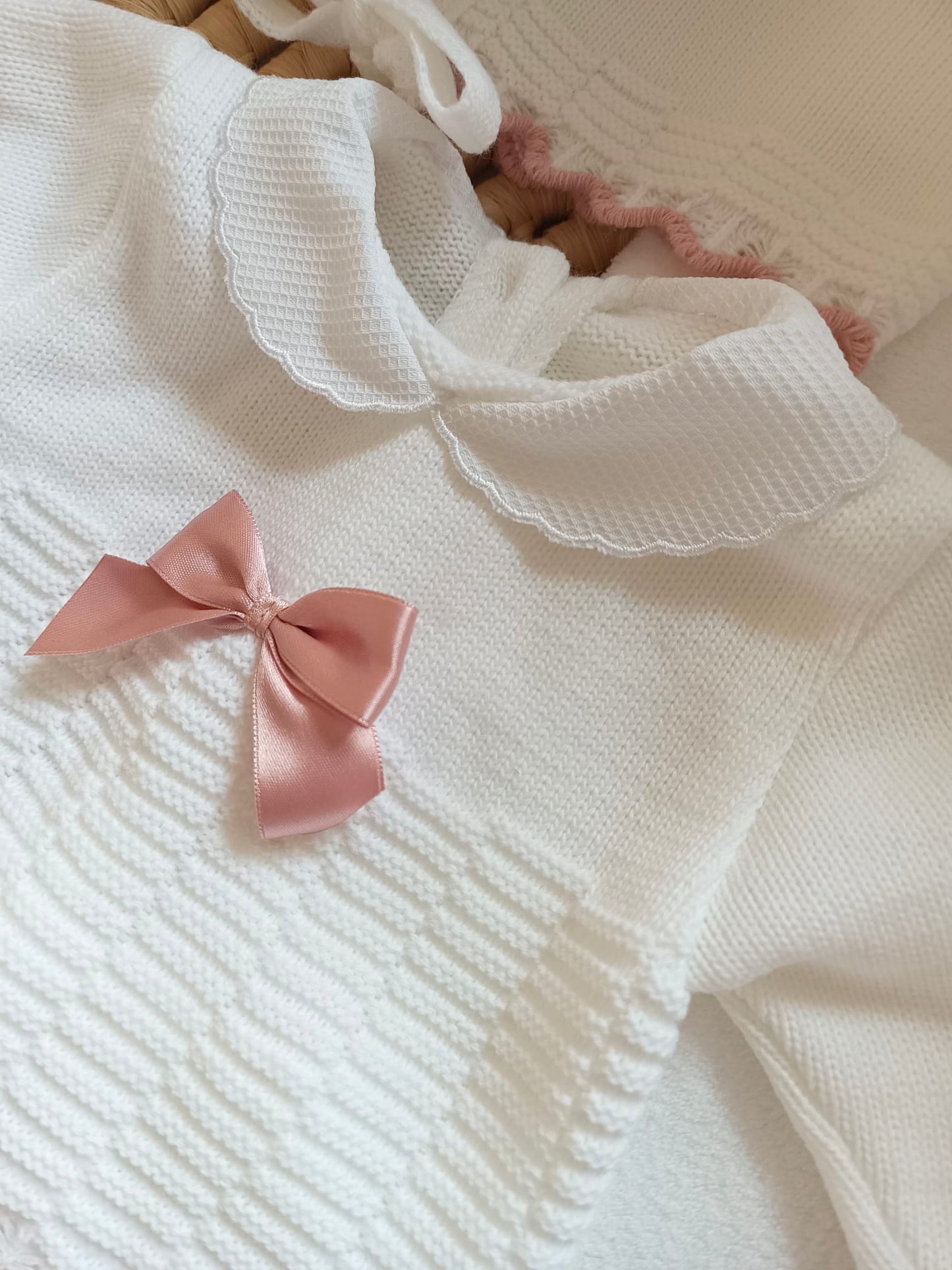 Ensemble complet blanc/vieux rose avec noeud satiné vieux rose 0/3 mois