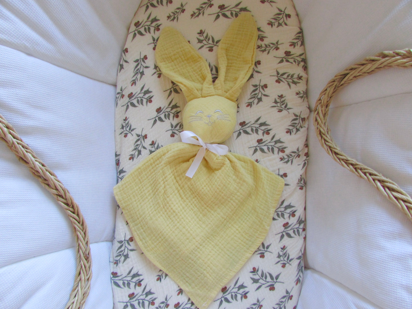 Doudou lapin en gaze de coton jaune