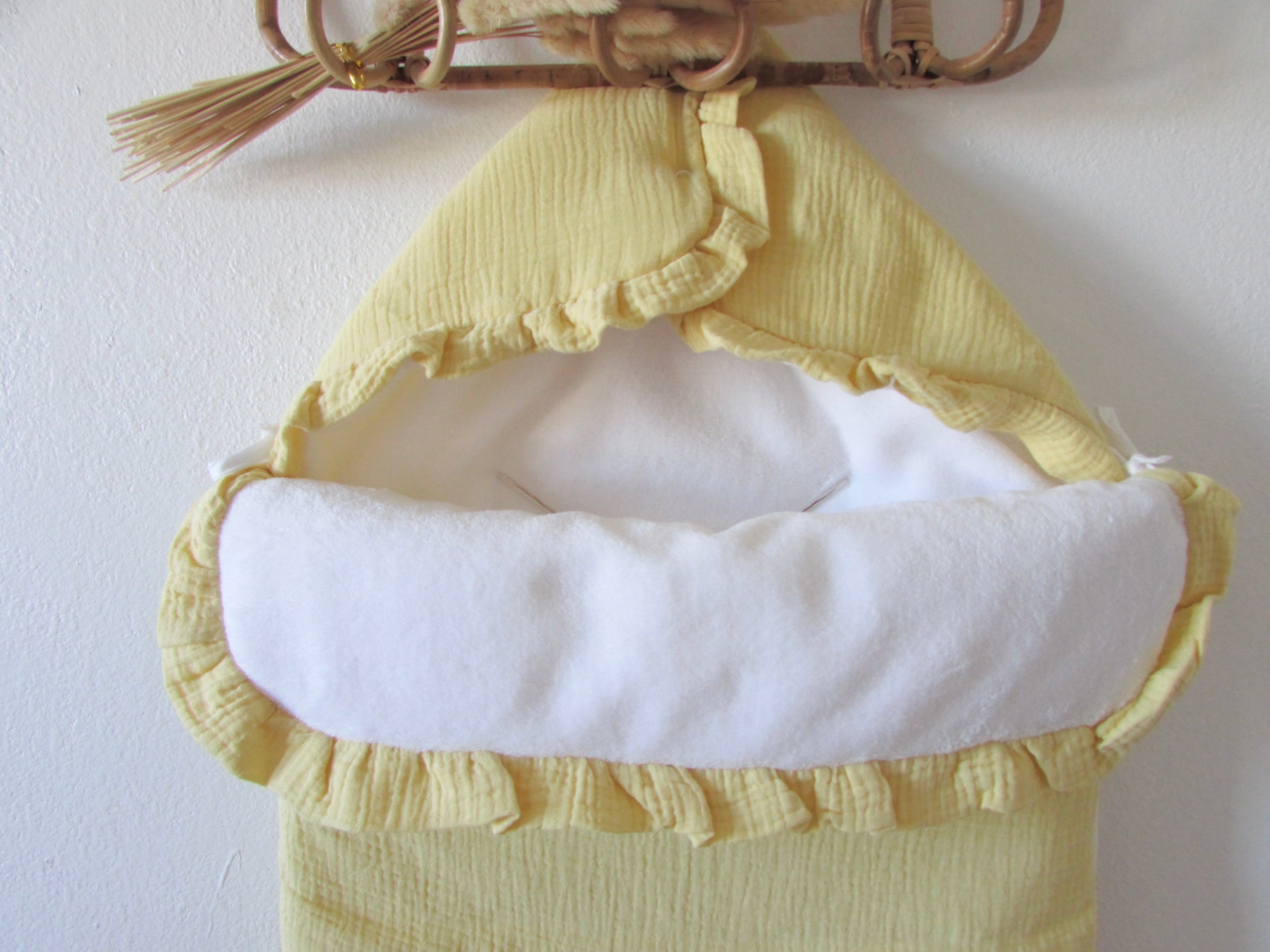 Nid d'ange en gaze de coton et polaire jaune