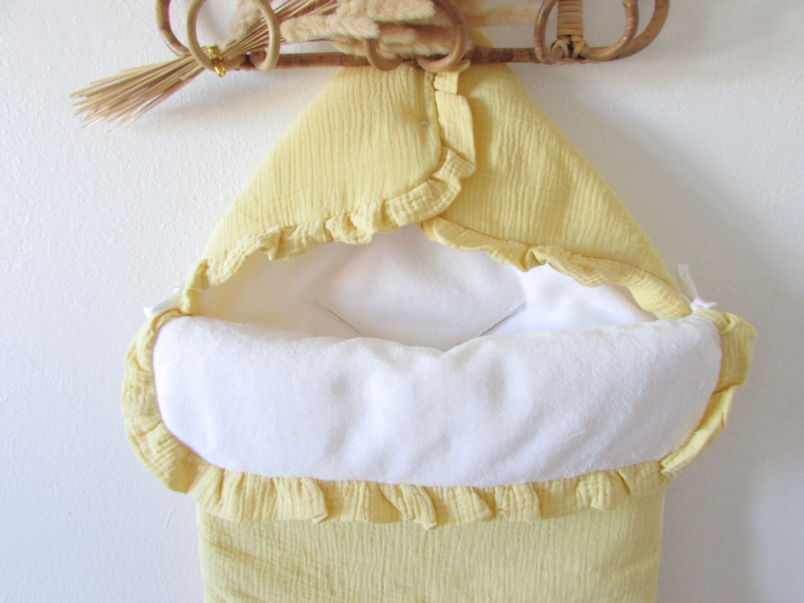 Nid d'ange en gaze de coton et polaire jaune