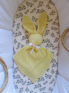 Doudou lapin en gaze de coton jaune