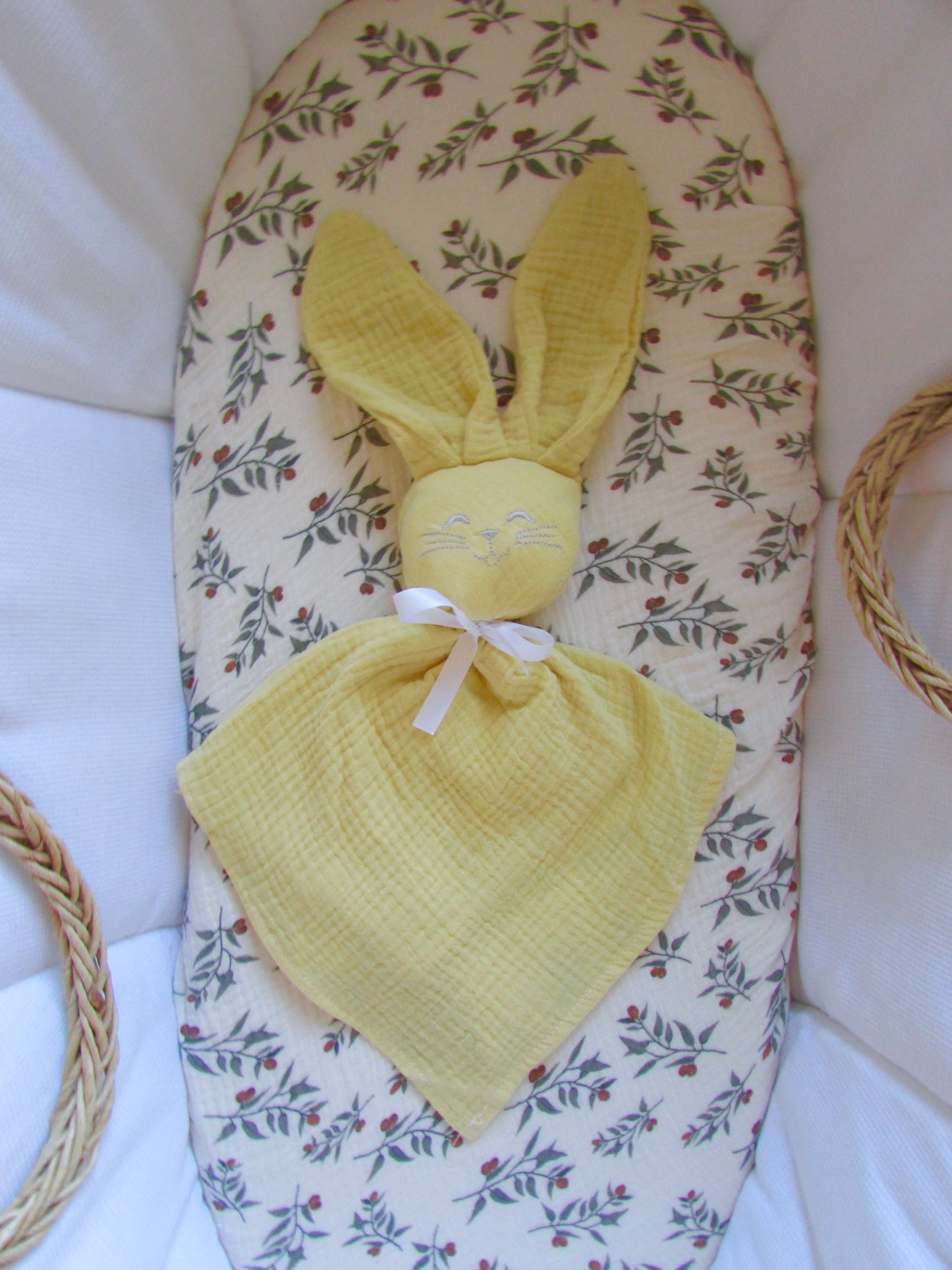 Doudou lapin en gaze de coton jaune