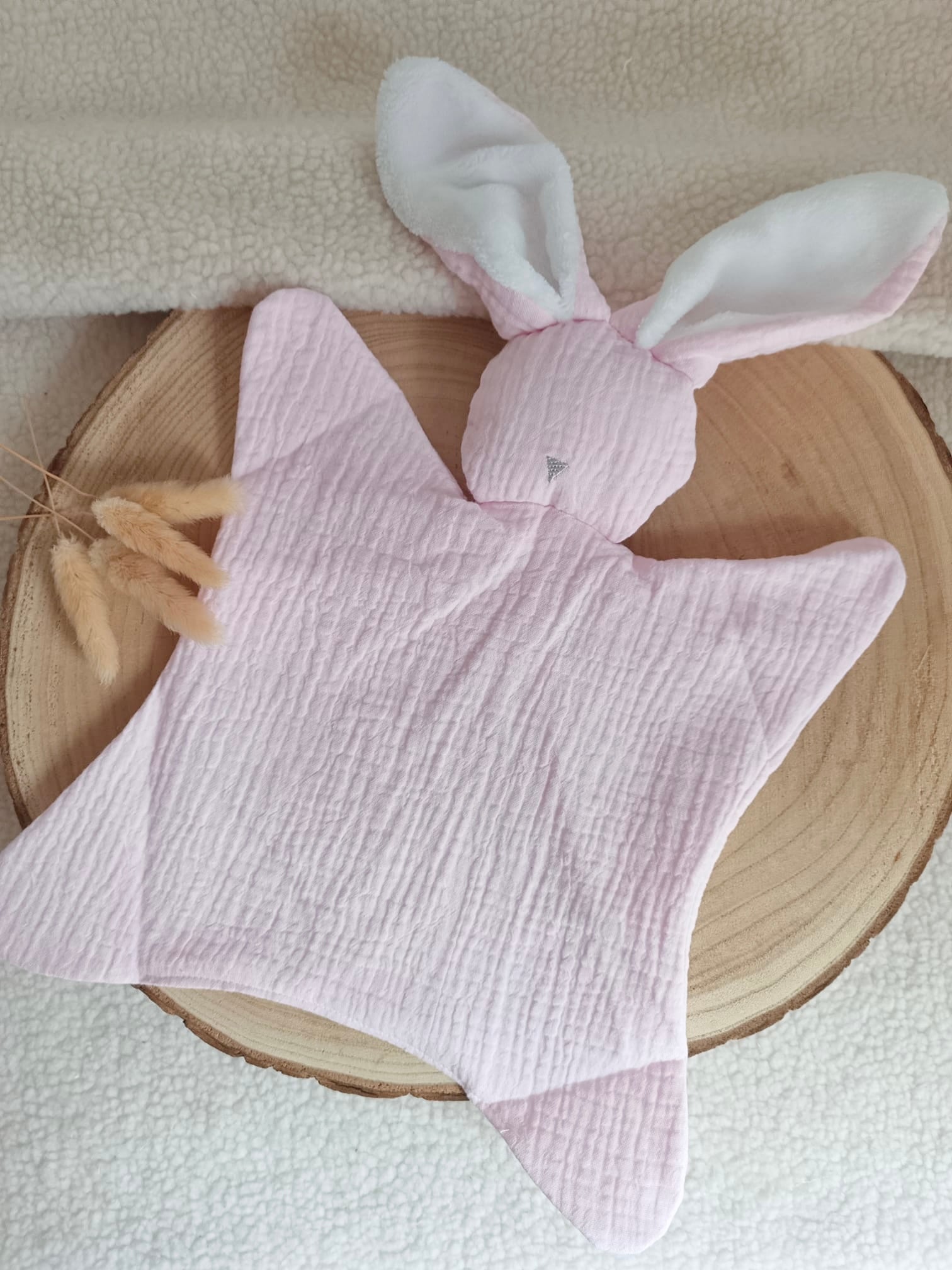 Doudou lapin avec oreilles polaire blanche gaze de coton rose